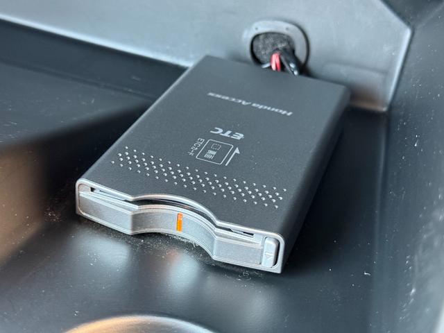 フリード G ジャストセレクション パワースライドドア スマートキー パワースライドドア スマートキー 純正ナビ TV バックカメラ ETC HIDヘッドライト モデューロアルミ オートライト オートエアコン ミラーウィンカー ウォークスルー 2列目キャプテンシート(20枚目)