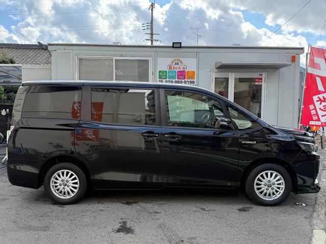 ヴォクシー ハイブリッドＶ　天井モニター　両側自動　シートヒーター　ＡＷ　天井モニター　両側パワースライドドア　置くだけ充電　シートヒーター　ナビ　フルセグＴＶ　バックカメラ　Ｂｌｕｅｔｏｏｔｈ再生　スマートキー２個　クルーズコントロール　ビルトインＥＴＣ　ＬＥＤヘッド（6枚目）