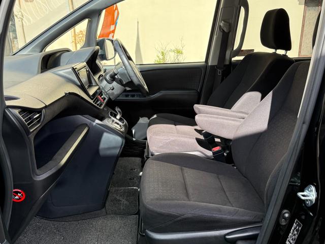 ヴォクシー ハイブリッドＶ　天井モニター　両側自動　シートヒーター　ＡＷ　天井モニター　両側パワースライドドア　置くだけ充電　シートヒーター　ナビ　フルセグＴＶ　バックカメラ　Ｂｌｕｅｔｏｏｔｈ再生　スマートキー２個　クルーズコントロール　ビルトインＥＴＣ　ＬＥＤヘッド（11枚目）