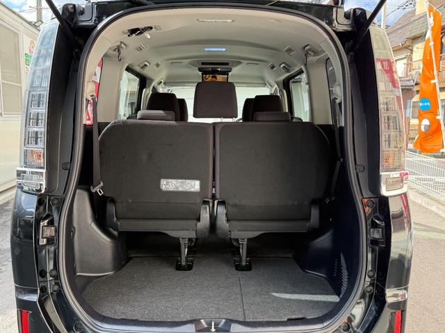 ヴォクシー ハイブリッドＶ　天井モニター　両側自動　シートヒーター　ＡＷ　天井モニター　両側パワースライドドア　置くだけ充電　シートヒーター　ナビ　フルセグＴＶ　バックカメラ　Ｂｌｕｅｔｏｏｔｈ再生　スマートキー２個　クルーズコントロール　ビルトインＥＴＣ　ＬＥＤヘッド（13枚目）