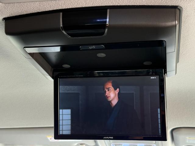 ヴォクシー ハイブリッドＶ　天井モニター　両側自動　シートヒーター　ＡＷ　天井モニター　両側パワースライドドア　置くだけ充電　シートヒーター　ナビ　フルセグＴＶ　バックカメラ　Ｂｌｕｅｔｏｏｔｈ再生　スマートキー２個　クルーズコントロール　ビルトインＥＴＣ　ＬＥＤヘッド（17枚目）