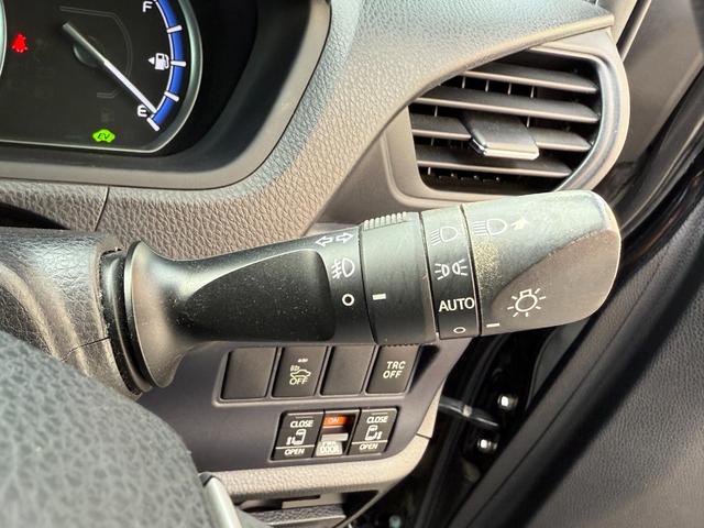 ヴォクシー ハイブリッドＶ　天井モニター　両側自動　シートヒーター　ＡＷ　天井モニター　両側パワースライドドア　置くだけ充電　シートヒーター　ナビ　フルセグＴＶ　バックカメラ　Ｂｌｕｅｔｏｏｔｈ再生　スマートキー２個　クルーズコントロール　ビルトインＥＴＣ　ＬＥＤヘッド（31枚目）