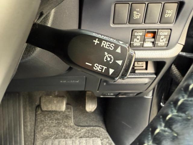 ヴォクシー ハイブリッドＶ　天井モニター　両側自動　シートヒーター　ＡＷ　天井モニター　両側パワースライドドア　置くだけ充電　シートヒーター　ナビ　フルセグＴＶ　バックカメラ　Ｂｌｕｅｔｏｏｔｈ再生　スマートキー２個　クルーズコントロール　ビルトインＥＴＣ　ＬＥＤヘッド（32枚目）