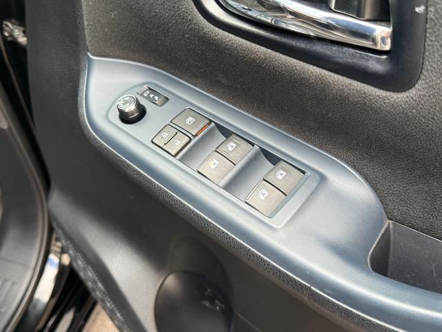 ヴォクシー ハイブリッドＶ　天井モニター　両側自動　シートヒーター　ＡＷ　天井モニター　両側パワースライドドア　置くだけ充電　シートヒーター　ナビ　フルセグＴＶ　バックカメラ　Ｂｌｕｅｔｏｏｔｈ再生　スマートキー２個　クルーズコントロール　ビルトインＥＴＣ　ＬＥＤヘッド（33枚目）