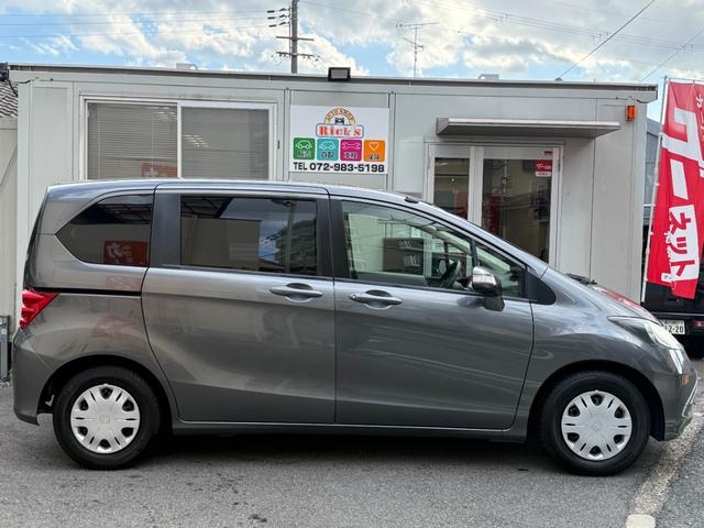 フリード Ｇ　Ｌパッケージ　天井モニター　左オートスライドドア　ＥＴＣ　天井モニター　左オートスライドドア　純正ナビ　ＴＶ　バックカメラ　ＥＴＣ　キーレス　ＨＩＤ　オートエアコン　ミラーウィンカー　ウオークスルー（6枚目）