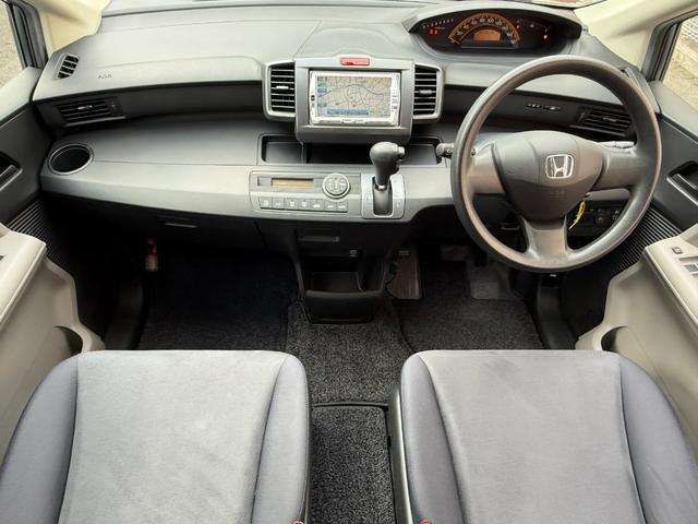 フリード Ｇ　Ｌパッケージ　天井モニター　左オートスライドドア　ＥＴＣ　天井モニター　左オートスライドドア　純正ナビ　ＴＶ　バックカメラ　ＥＴＣ　キーレス　ＨＩＤ　オートエアコン　ミラーウィンカー　ウオークスルー（9枚目）