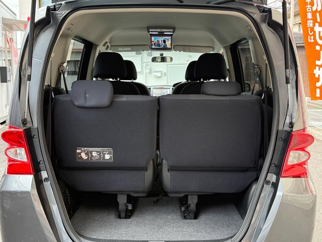 フリード Ｇ　Ｌパッケージ　天井モニター　左オートスライドドア　ＥＴＣ　天井モニター　左オートスライドドア　純正ナビ　ＴＶ　バックカメラ　ＥＴＣ　キーレス　ＨＩＤ　オートエアコン　ミラーウィンカー　ウオークスルー（12枚目）