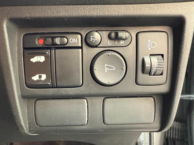 フリード Ｇ　Ｌパッケージ　天井モニター　左オートスライドドア　ＥＴＣ　天井モニター　左オートスライドドア　純正ナビ　ＴＶ　バックカメラ　ＥＴＣ　キーレス　ＨＩＤ　オートエアコン　ミラーウィンカー　ウオークスルー（31枚目）