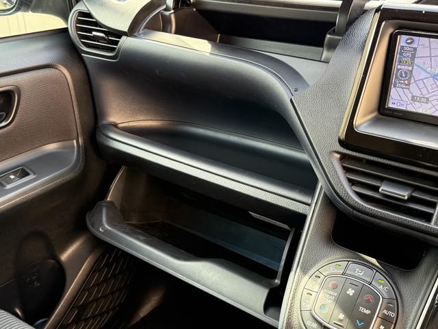 ヴォクシー X 天井モニター 両側自動 ナビTV BT再生 Bカメ AW 天井モニター 両側パワースライドドア スマートキー プッシュスタート 純正ナビ フルセグTV バックカメラ Bluetooth再生 アイドリングストップ ビルトインETC オートライト オートエアコン(31枚目)