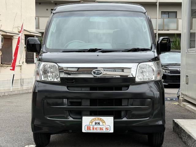 ハイゼットカーゴ クルーズターボリミテッド　特別仕様車　ナビＴＶ　ＢＴ再生　ターボ　ハイルーフ　特別仕様車　４ＡＴ　ナビ　フルセグＴＶ　Ｂｌｕｅｔｏｏｔｈ再生　ＥＴＣ　キーレス　電動格納ミラー　メッキグリル　純正ドアバイザー　純正マット（4枚目）