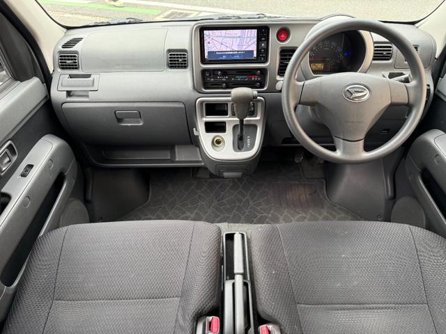 ハイゼットカーゴ クルーズターボリミテッド　特別仕様車　ナビＴＶ　ＢＴ再生　ターボ　ハイルーフ　特別仕様車　４ＡＴ　ナビ　フルセグＴＶ　Ｂｌｕｅｔｏｏｔｈ再生　ＥＴＣ　キーレス　電動格納ミラー　メッキグリル　純正ドアバイザー　純正マット（10枚目）