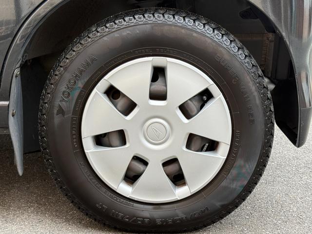 ハイゼットカーゴ クルーズターボリミテッド　特別仕様車　ナビＴＶ　ＢＴ再生　ターボ　ハイルーフ　特別仕様車　４ＡＴ　ナビ　フルセグＴＶ　Ｂｌｕｅｔｏｏｔｈ再生　ＥＴＣ　キーレス　電動格納ミラー　メッキグリル　純正ドアバイザー　純正マット（27枚目）