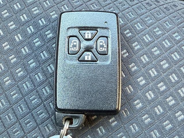 アイシス プラタナリミテッド 両側自動 スマートキー ETC HID 両側パワースライドドア スマートキー ナビ フルセグTV バックカメラ Bluetooth再生 ビルトインETC HID 純正アルミ パドルシフト オートライト オートエアコン ドライブレコーダー(22枚目)