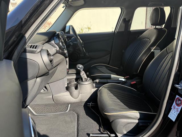 ＭＩＮＩ クーパーＤ　Ｂｌｕｅｔｏｏｔｈ再生　ナビ　ドラレコ前後　純正ナビ　Ｂｌｕｅｔｏｏｔｈ再生　バックカメラ　前後ドライブレコーダー　レザー調シートカバー　スマートキー２個　ＬＥＤヘッドライト　ＥＴＣ　デジタルインナーミラー　純正アルミ　ＬＥＤフォグ（11枚目）