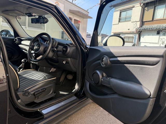 ＭＩＮＩ クーパーＤ　Ｂｌｕｅｔｏｏｔｈ再生　ナビ　ドラレコ前後　純正ナビ　Ｂｌｕｅｔｏｏｔｈ再生　バックカメラ　前後ドライブレコーダー　レザー調シートカバー　スマートキー２個　ＬＥＤヘッドライト　ＥＴＣ　デジタルインナーミラー　純正アルミ　ＬＥＤフォグ（18枚目）