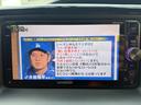 ハイブリッドＶ　天井モニター　両側自動　シートヒーター　ＡＷ　天井モニター　両側パワースライドドア　置くだけ充電　シートヒーター　ナビ　フルセグＴＶ　バックカメラ　Ｂｌｕｅｔｏｏｔｈ再生　スマートキー２個　クルーズコントロール　ビルトインＥＴＣ　ＬＥＤヘッド（21枚目）