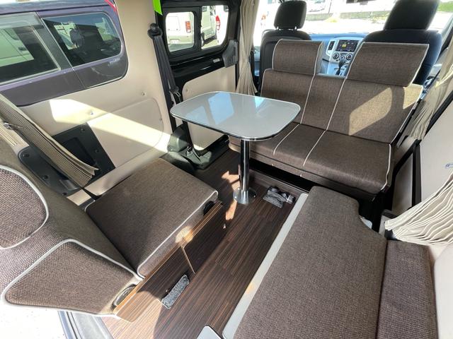 ＮＶ２００バネットバン キャンピングカー広島　ポップコン　ポップアップルーフ　３列シート　ＦＦヒーター　シンク　サブバッテリー　外部電源　走行充電　カロッツェリアＳＤナビ　地デジ　ドラレコ　ＬＥＤヘッドライト　ＬＥＤフォグ　５名乗車４名就寝（7枚目）