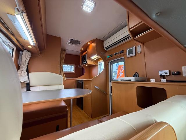 カムロード キャンピングワークス　オルビスイオ　発電機　家庭用エアコン　リチウムイオンバッテリー３００Ａ　２０００Ｗインバーター　ＦＦヒーター　温水ボイラー　温水シャワー　カセットトイレ　ソーラーパネル　クルーズコントロール　ＳＤナビ（5枚目）