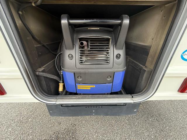 カムロード キャンピングワークス　オルビスイオ　発電機　家庭用エアコン　リチウムイオンバッテリー３００Ａ　２０００Ｗインバーター　ＦＦヒーター　温水ボイラー　温水シャワー　カセットトイレ　ソーラーパネル　クルーズコントロール　ＳＤナビ（45枚目）