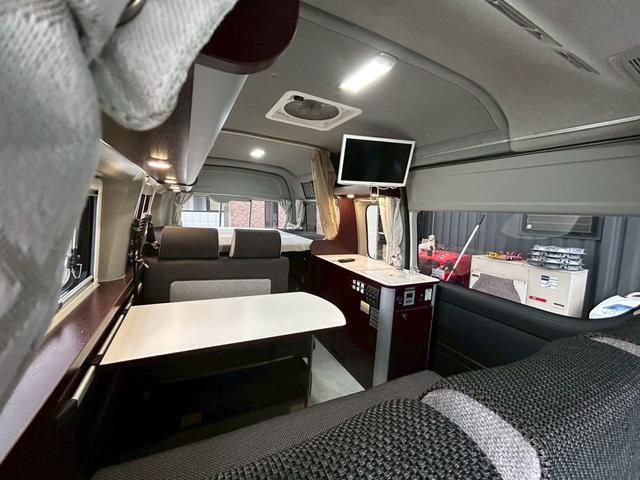 ハイエースバン ナッツRV リーク2 出窓仕様/常設ベッド/FFヒーター/1500Wインバーター/ツインサブバッテリー/マックスファン/サイドオーニング/ソーラーパネル/トヨタ安全先進装備/パノラミックビュー/コーナーセンサー/(5枚目)
