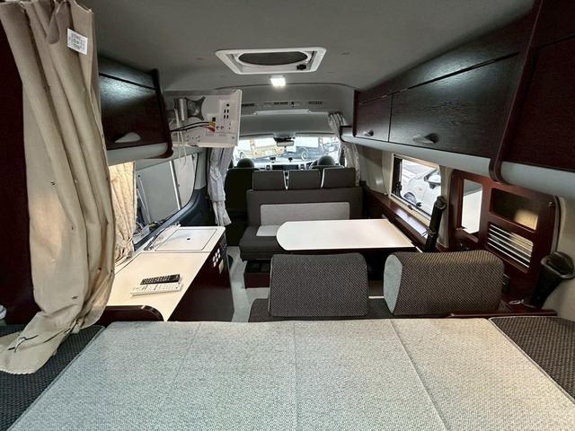 ハイエースバン ナッツRV リーク2 出窓仕様/常設ベッド/FFヒーター/1500Wインバーター/ツインサブバッテリー/マックスファン/サイドオーニング/ソーラーパネル/トヨタ安全先進装備/パノラミックビュー/コーナーセンサー/(6枚目)