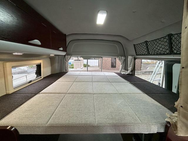 ハイエースバン ナッツRV リーク2 出窓仕様/常設ベッド/FFヒーター/1500Wインバーター/ツインサブバッテリー/マックスファン/サイドオーニング/ソーラーパネル/トヨタ安全先進装備/パノラミックビュー/コーナーセンサー/(9枚目)