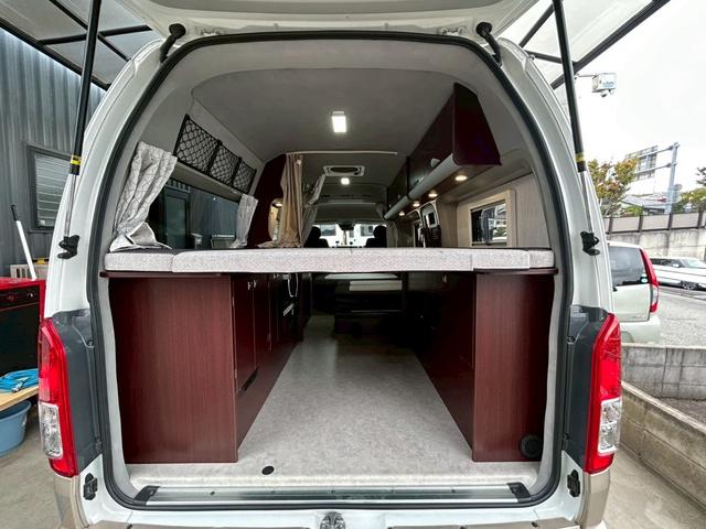 ハイエースバン ナッツRV リーク2 出窓仕様/常設ベッド/FFヒーター/1500Wインバーター/ツインサブバッテリー/マックスファン/サイドオーニング/ソーラーパネル/トヨタ安全先進装備/パノラミックビュー/コーナーセンサー/(11枚目)