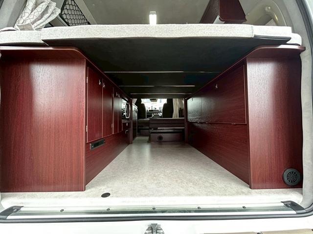 ハイエースバン ナッツRV リーク2 出窓仕様/常設ベッド/FFヒーター/1500Wインバーター/ツインサブバッテリー/マックスファン/サイドオーニング/ソーラーパネル/トヨタ安全先進装備/パノラミックビュー/コーナーセンサー/(12枚目)