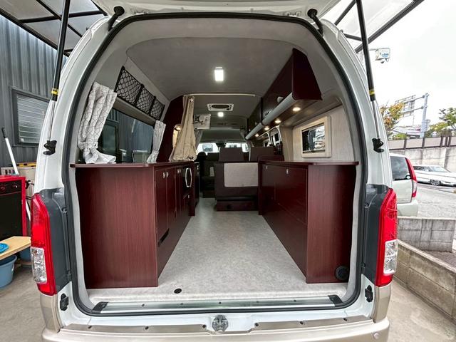 ハイエースバン ナッツRV リーク2 出窓仕様/常設ベッド/FFヒーター/1500Wインバーター/ツインサブバッテリー/マックスファン/サイドオーニング/ソーラーパネル/トヨタ安全先進装備/パノラミックビュー/コーナーセンサー/(13枚目)