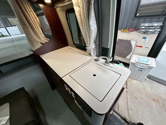 ハイエースバン ナッツRV リーク2 出窓仕様/常設ベッド/FFヒーター/1500Wインバーター/ツインサブバッテリー/マックスファン/サイドオーニング/ソーラーパネル/トヨタ安全先進装備/パノラミックビュー/コーナーセンサー/(14枚目)