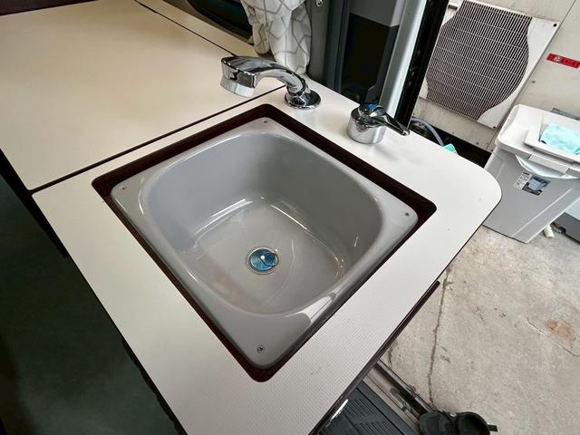 ハイエースバン ナッツRV リーク2 出窓仕様/常設ベッド/FFヒーター/1500Wインバーター/ツインサブバッテリー/マックスファン/サイドオーニング/ソーラーパネル/トヨタ安全先進装備/パノラミックビュー/コーナーセンサー/(15枚目)