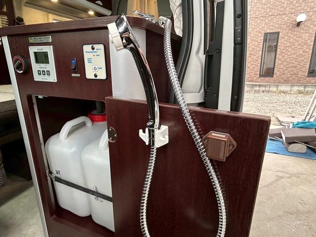 ハイエースバン ナッツRV リーク2 出窓仕様/常設ベッド/FFヒーター/1500Wインバーター/ツインサブバッテリー/マックスファン/サイドオーニング/ソーラーパネル/トヨタ安全先進装備/パノラミックビュー/コーナーセンサー/(16枚目)