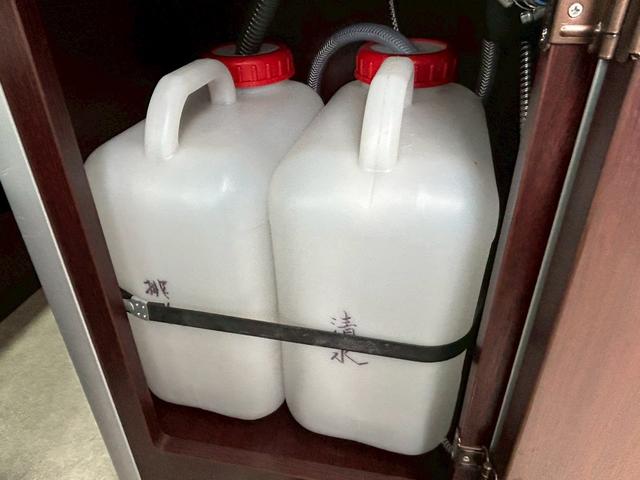 ハイエースバン ナッツRV リーク2 出窓仕様/常設ベッド/FFヒーター/1500Wインバーター/ツインサブバッテリー/マックスファン/サイドオーニング/ソーラーパネル/トヨタ安全先進装備/パノラミックビュー/コーナーセンサー/(17枚目)