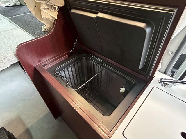 ハイエースバン ナッツRV リーク2 出窓仕様/常設ベッド/FFヒーター/1500Wインバーター/ツインサブバッテリー/マックスファン/サイドオーニング/ソーラーパネル/トヨタ安全先進装備/パノラミックビュー/コーナーセンサー/(18枚目)