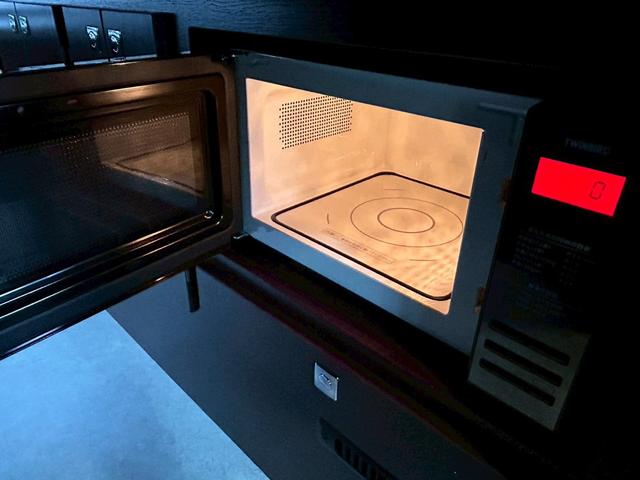 ハイエースバン ナッツRV リーク2 出窓仕様/常設ベッド/FFヒーター/1500Wインバーター/ツインサブバッテリー/マックスファン/サイドオーニング/ソーラーパネル/トヨタ安全先進装備/パノラミックビュー/コーナーセンサー/(19枚目)