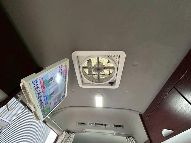 ハイエースバン ナッツRV リーク2 出窓仕様/常設ベッド/FFヒーター/1500Wインバーター/ツインサブバッテリー/マックスファン/サイドオーニング/ソーラーパネル/トヨタ安全先進装備/パノラミックビュー/コーナーセンサー/(23枚目)