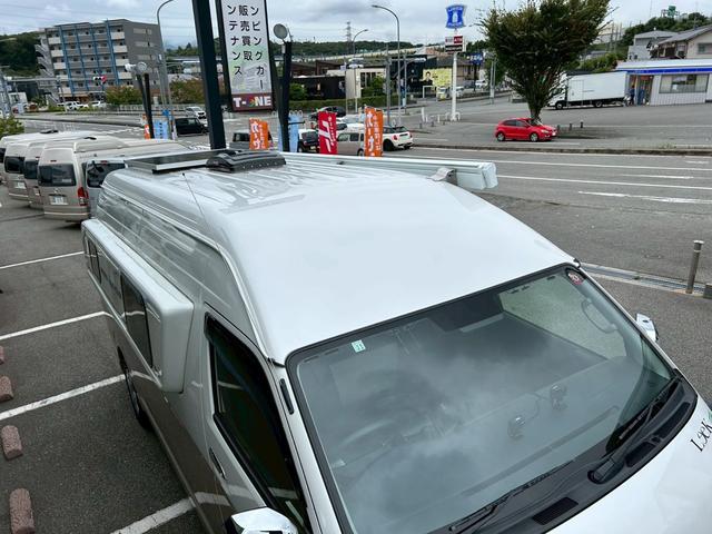 ハイエースバン ナッツRV リーク2 出窓仕様/常設ベッド/FFヒーター/1500Wインバーター/ツインサブバッテリー/マックスファン/サイドオーニング/ソーラーパネル/トヨタ安全先進装備/パノラミックビュー/コーナーセンサー/(32枚目)