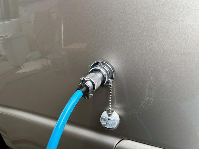 ハイエースバン ナッツRV リーク2 出窓仕様/常設ベッド/FFヒーター/1500Wインバーター/ツインサブバッテリー/マックスファン/サイドオーニング/ソーラーパネル/トヨタ安全先進装備/パノラミックビュー/コーナーセンサー/(38枚目)