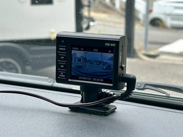 ハイエースバン ナッツRV リーク2 出窓仕様/常設ベッド/FFヒーター/1500Wインバーター/ツインサブバッテリー/マックスファン/サイドオーニング/ソーラーパネル/トヨタ安全先進装備/パノラミックビュー/コーナーセンサー/(52枚目)