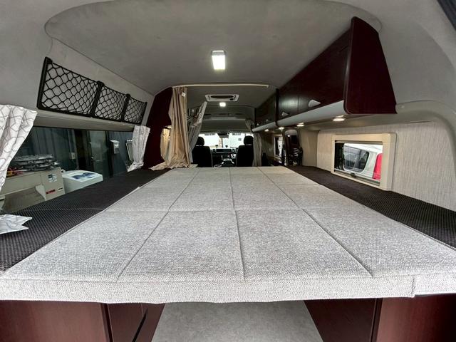 ハイエースバン ナッツRV リーク2 出窓仕様/常設ベッド/FFヒーター/1500Wインバーター/ツインサブバッテリー/マックスファン/サイドオーニング/ソーラーパネル/トヨタ安全先進装備/パノラミックビュー/コーナーセンサー/(60枚目)
