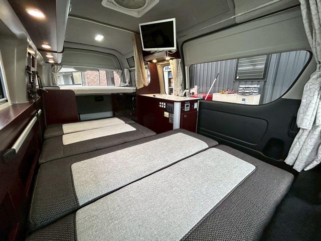 ハイエースバン ナッツRV リーク2 出窓仕様/常設ベッド/FFヒーター/1500Wインバーター/ツインサブバッテリー/マックスファン/サイドオーニング/ソーラーパネル/トヨタ安全先進装備/パノラミックビュー/コーナーセンサー/(61枚目)