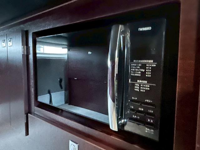 ハイエースバン ナッツRV リーク2 出窓仕様/常設ベッド/FFヒーター/1500Wインバーター/ツインサブバッテリー/マックスファン/サイドオーニング/ソーラーパネル/トヨタ安全先進装備/パノラミックビュー/コーナーセンサー/(62枚目)