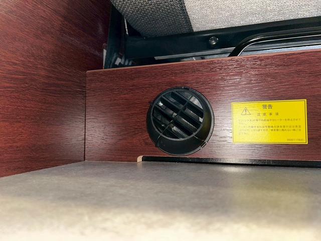 ハイエースバン ナッツRV リーク2 出窓仕様/常設ベッド/FFヒーター/1500Wインバーター/ツインサブバッテリー/マックスファン/サイドオーニング/ソーラーパネル/トヨタ安全先進装備/パノラミックビュー/コーナーセンサー/(65枚目)