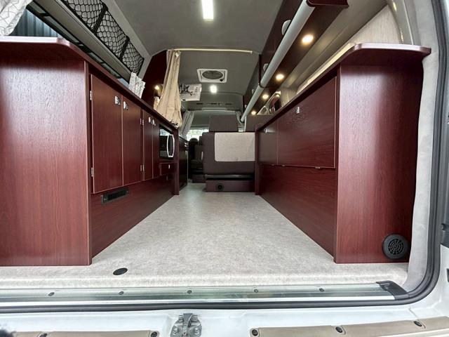 ハイエースバン ナッツRV リーク2 出窓仕様/常設ベッド/FFヒーター/1500Wインバーター/ツインサブバッテリー/マックスファン/サイドオーニング/ソーラーパネル/トヨタ安全先進装備/パノラミックビュー/コーナーセンサー/(67枚目)