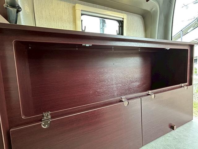 ハイエースバン ナッツRV リーク2 出窓仕様/常設ベッド/FFヒーター/1500Wインバーター/ツインサブバッテリー/マックスファン/サイドオーニング/ソーラーパネル/トヨタ安全先進装備/パノラミックビュー/コーナーセンサー/(71枚目)