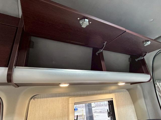 ハイエースバン ナッツRV リーク2 出窓仕様/常設ベッド/FFヒーター/1500Wインバーター/ツインサブバッテリー/マックスファン/サイドオーニング/ソーラーパネル/トヨタ安全先進装備/パノラミックビュー/コーナーセンサー/(72枚目)