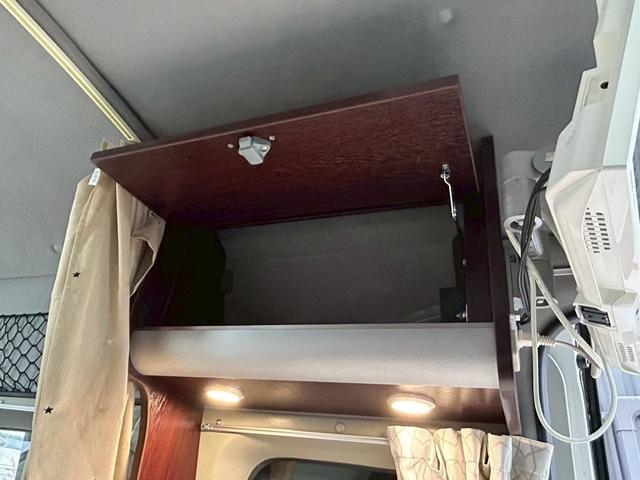 ハイエースバン ナッツRV リーク2 出窓仕様/常設ベッド/FFヒーター/1500Wインバーター/ツインサブバッテリー/マックスファン/サイドオーニング/ソーラーパネル/トヨタ安全先進装備/パノラミックビュー/コーナーセンサー/(73枚目)