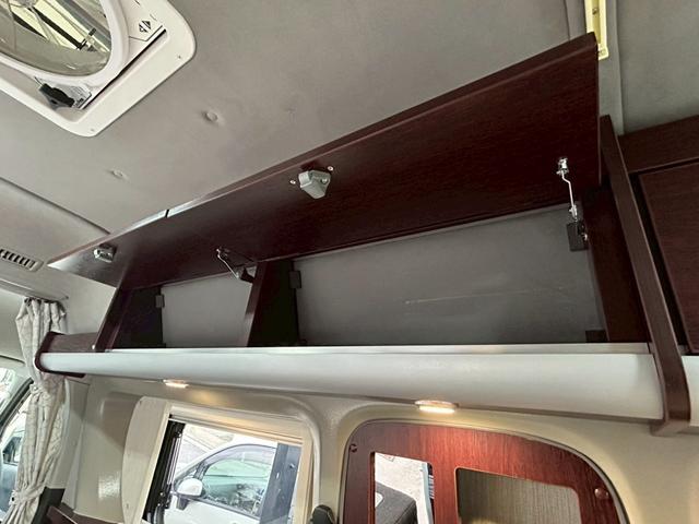 ハイエースバン ナッツRV リーク2 出窓仕様/常設ベッド/FFヒーター/1500Wインバーター/ツインサブバッテリー/マックスファン/サイドオーニング/ソーラーパネル/トヨタ安全先進装備/パノラミックビュー/コーナーセンサー/(74枚目)