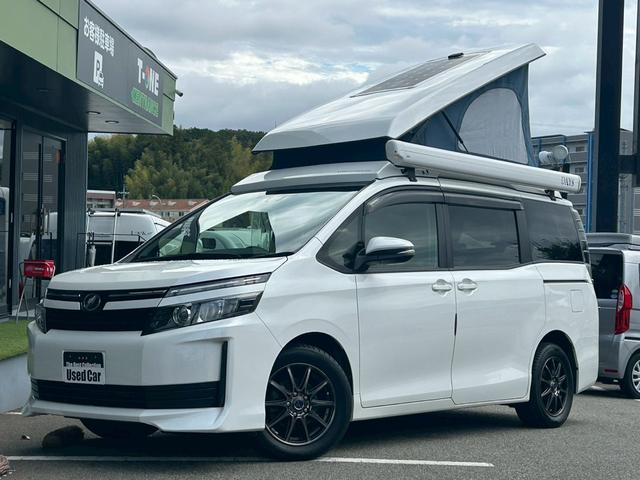 ヴォクシー ホワイトハウス　ＤＡＹＳ　ポップアップルーフ　スイベルシート（回転シート）／電動オーニング／サブバッテリー／電子レンジ／１５００Ｗインバーター／ＦＦヒーター／シンク／走行充電／外部電源／サブナビ切替スイッチ／セーフティーセンス／パワスラ／（2枚目）