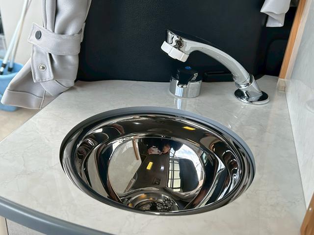 ヴォクシー ホワイトハウス　ＤＡＹＳ　ポップアップルーフ　スイベルシート（回転シート）／電動オーニング／サブバッテリー／電子レンジ／１５００Ｗインバーター／ＦＦヒーター／シンク／走行充電／外部電源／サブナビ切替スイッチ／セーフティーセンス／パワスラ／（13枚目）